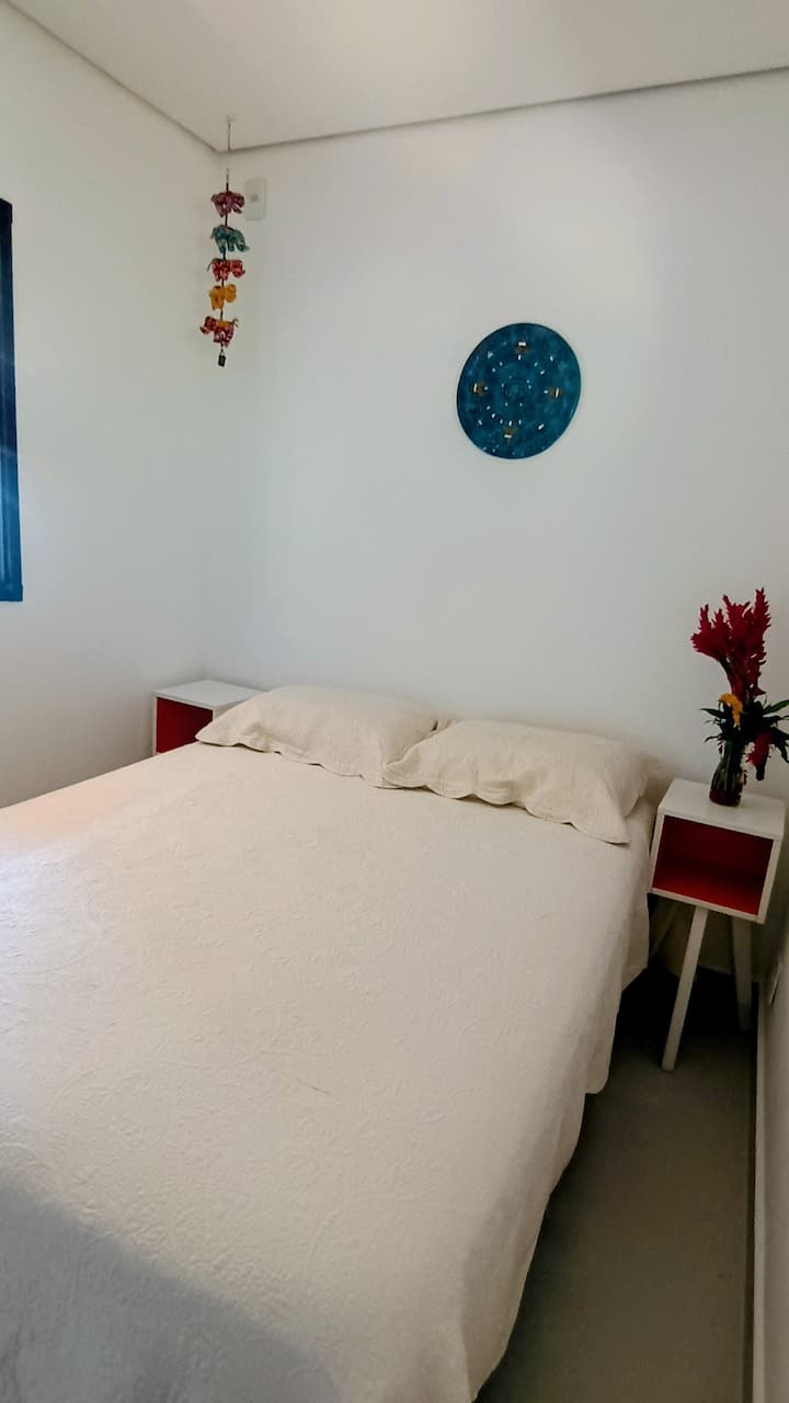 يرجى العلم أن هذه الغرفة لا تحتوي على مكيف هواء، ولكن مكيف الهواء في غرفة المعيشة قوي ويبرد الغرفة إذا تركت باب غرفة النوم مفتوحًا قليلاً.
هناك مروحة في هذه الغرفة.