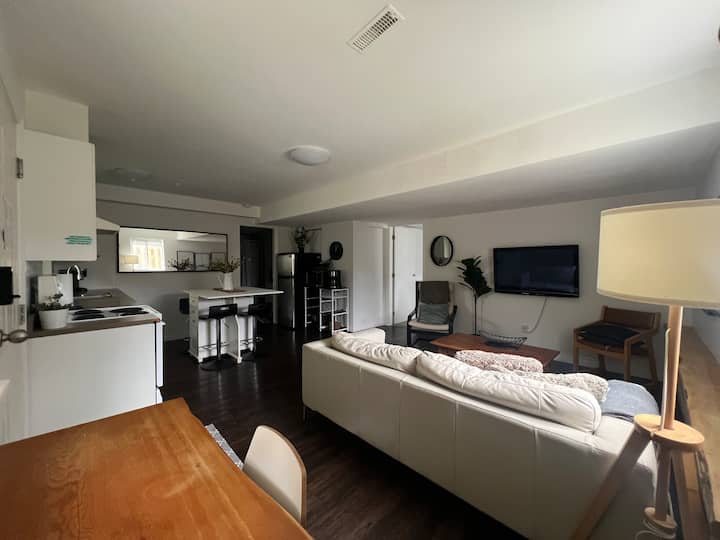 Bright And Spacious One Bedroom Suite - Abbotsford