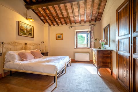 Traviata apartment with pool and view