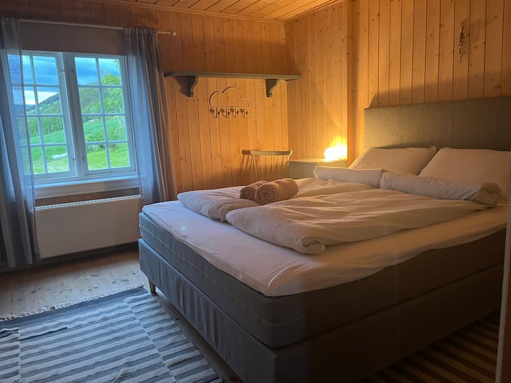 Dormitorio con cama doble.