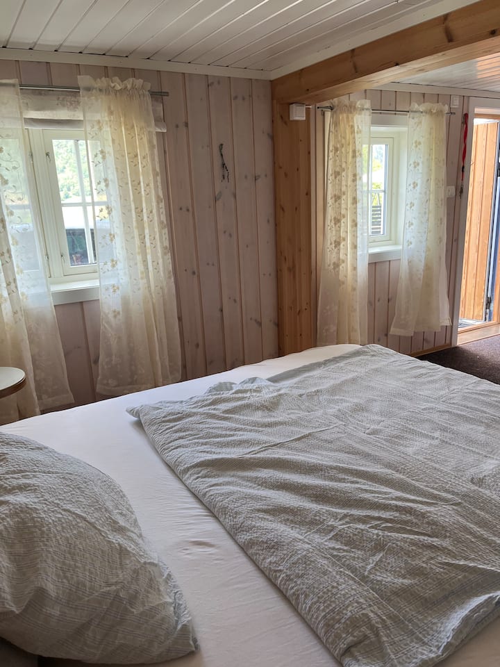 Recámara con cama matrimonial y baño