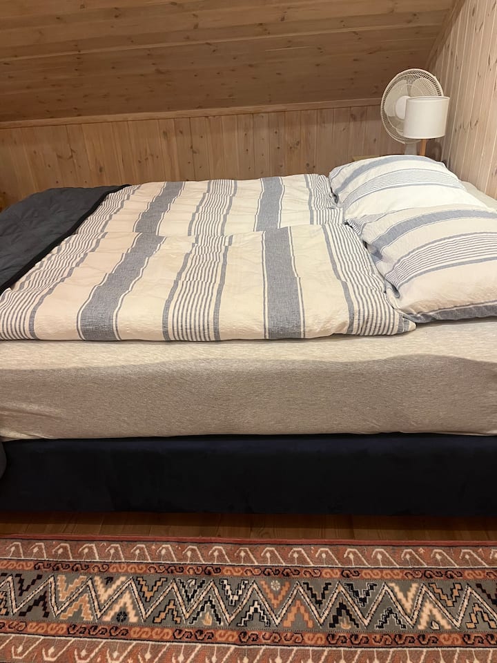 Recámara con cama matrimonial. Esta habitación se puede configurar como una habitación familiar con una cuna y una cama adicional para un huésped.