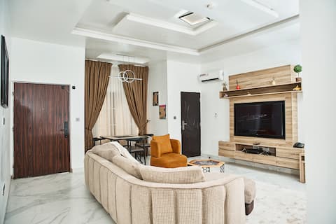 A luxury 3 bedroom bungalow. Access to Gym, pool.