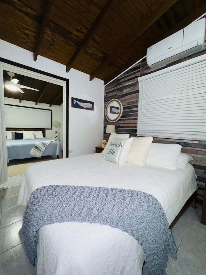 Esta es una habitación comunicada, lo que significa que los huéspedes que se alojen en el dormitorio 3 deben pasar por esta habitación para acceder a su dormitorio, a menos que salgan por el baño del dormitorio 3 y vuelvan a entrar en la casa a través de la puerta en el área del garaje. 