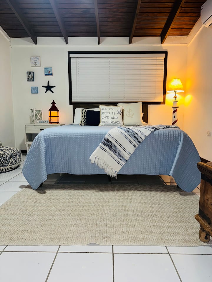 Los huéspedes que se alojen en el dormitorio 3 deben pasar por el dormitorio 2 para acceder al resto de la casa, a menos que salgan por el baño y vuelvan a entrar por la puerta del área del garaje.