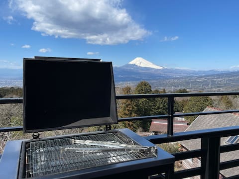 A house with a view of Mt. Fuji from all rooms. Enjoy a BBQ and wood-burning stove while looking at