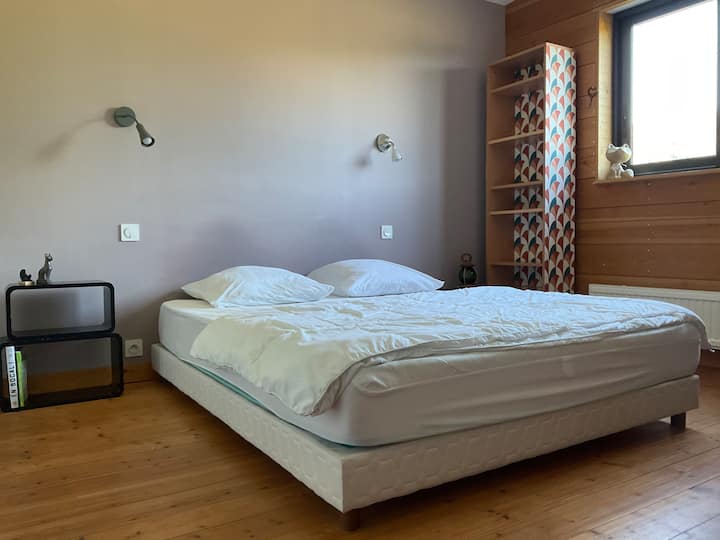 Lit 160x200 , ventilateur au plafond .