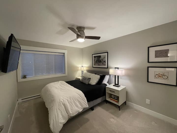 卧室-标准双人床记忆棉床垫。 壁挂式互联网电视。