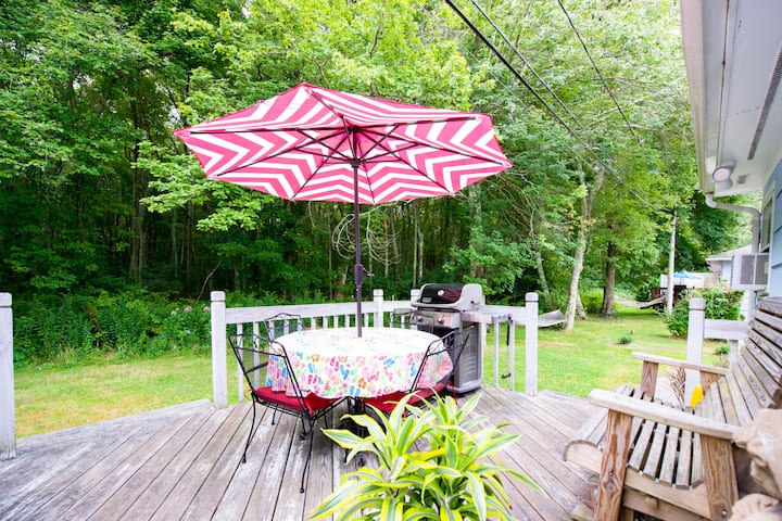 Beach House With Spacious Deck For Entertaining - Narragansett, RI