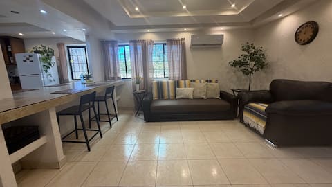Successful Airbnb property: Functional house with an electric garage door. in Cuauhtémoc