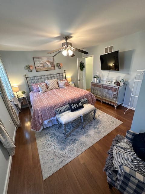 Spacious Farmhouse with Breakfast - Ella's Place