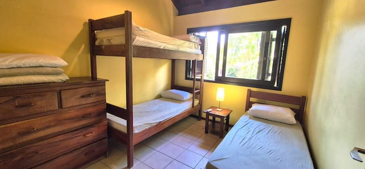 חדר זוגי. שלוש מיטות ומזרן נוסף! (חדש).
המיטות יכולות להתחבר וליצור מיטה זוגית... זה נראה נהדר. 