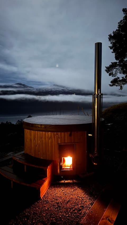Cabin with a  hot tub and a view of the Saudi lake.