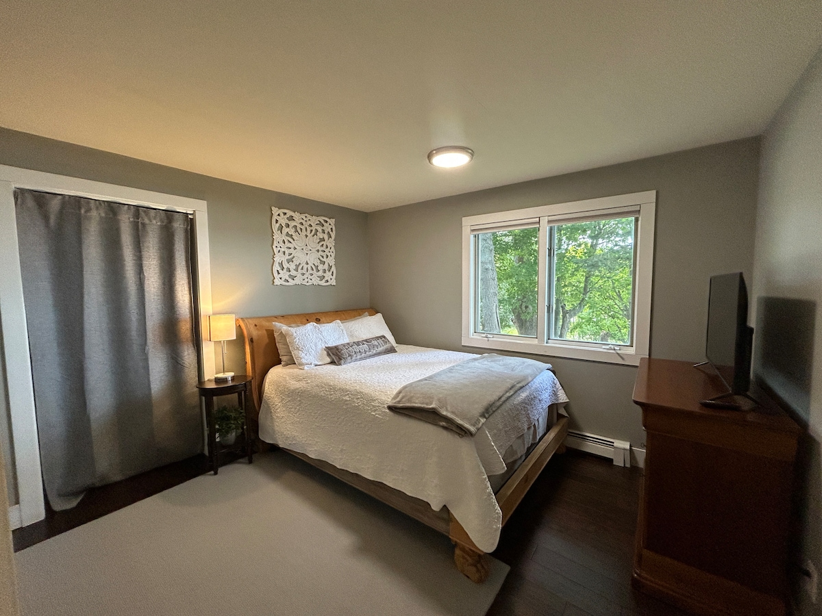 La deuxième chambre au rez-de-chaussée dispose d'un lit queen confortable et d'une télévision intelligente.