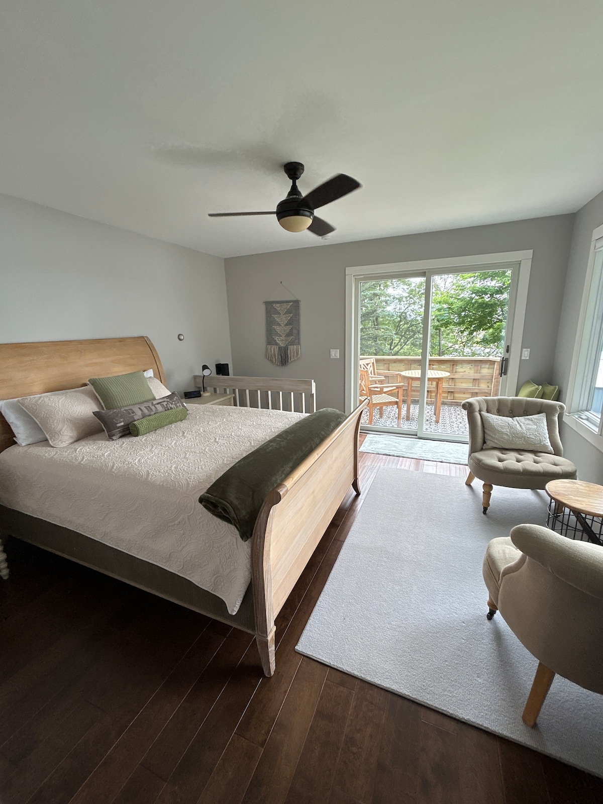 La suite parentale est au deuxième étage avec un lit queen size et une salle de bain attenante avec douche et porte coulissante vers un balcon/terrasse.