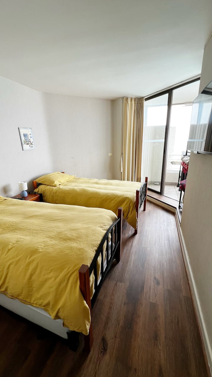 غرفة بثلاثة أسرّة متاحة وتلفزيون وإمكانية الوصول إلى الشرفة. 