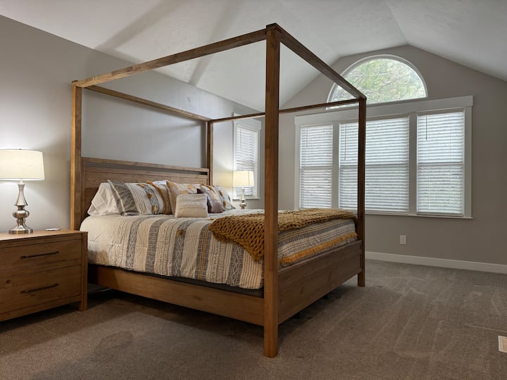 King canopy bed in large luxurious primary suite
