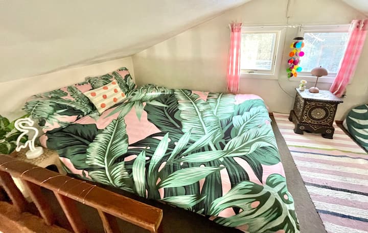 Kitanda cha ukubwa wa malkia chenye starehe sana katika roshani tulivu na yenye starehe. Usingizi bora kabisa!