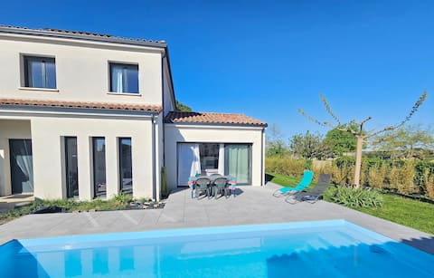 Spacious Air-Conditioned House + Garden + 2 Parking Spaces + Pool