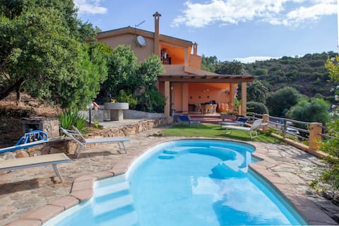 House with private pool and sea view