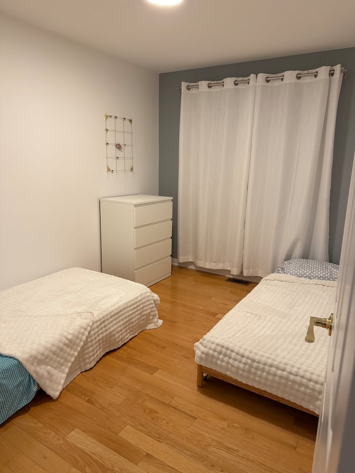 soba s 2 mala kreveta pored glavne spavaće sobe