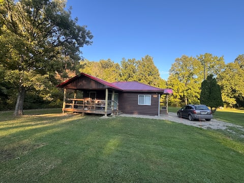 Cozy two bedroom cottage walking distance to lake