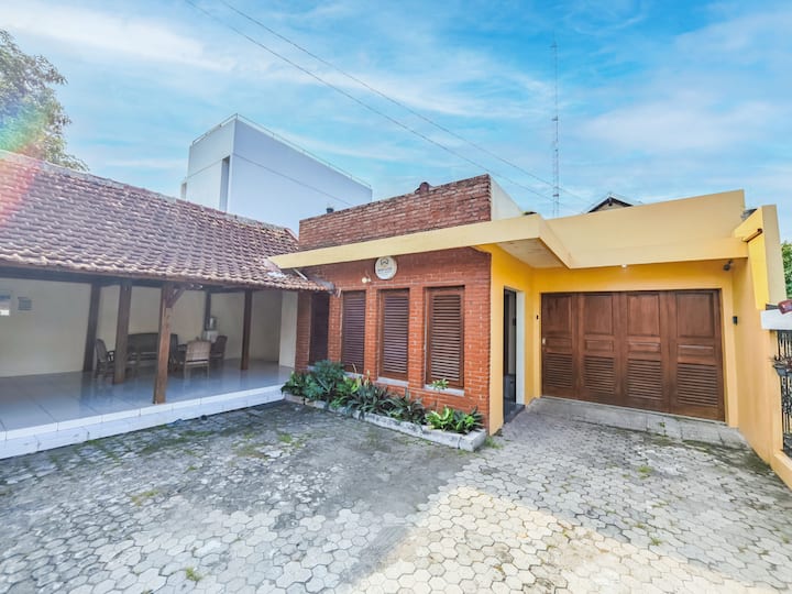 Large Group Stay Dekat Gembira Loka - 9br 15 Tamu - Yogyakarta