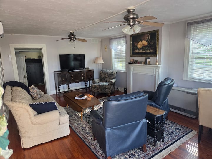 1st Floor Historic Hunterstown ~ Rts#15 & 30 Clean - Gettysburg, PA