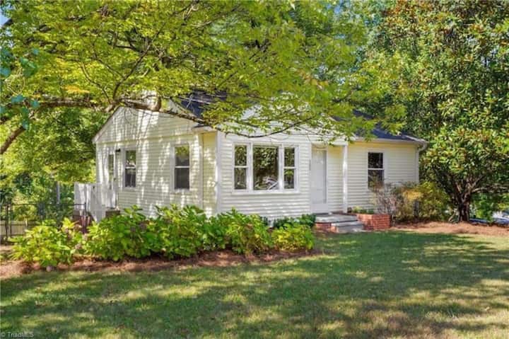 2br 1ba King Bed - Safe Area - Fenced Yard Pets Ok - Greensboro, NC