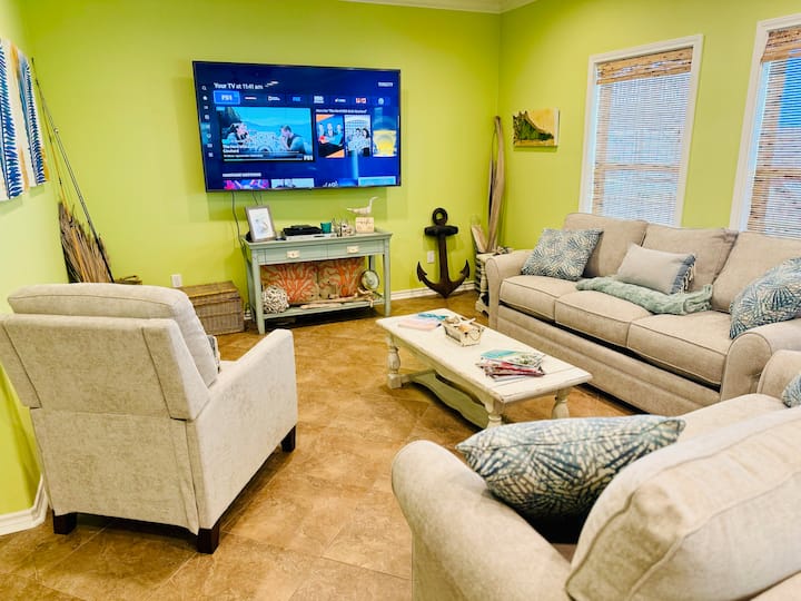 Places assises pour 6. 1 Recliner. Canapé-lit queen size. Télévision connectée 75pouces avec télévision directe et chaînes d'abonnement.