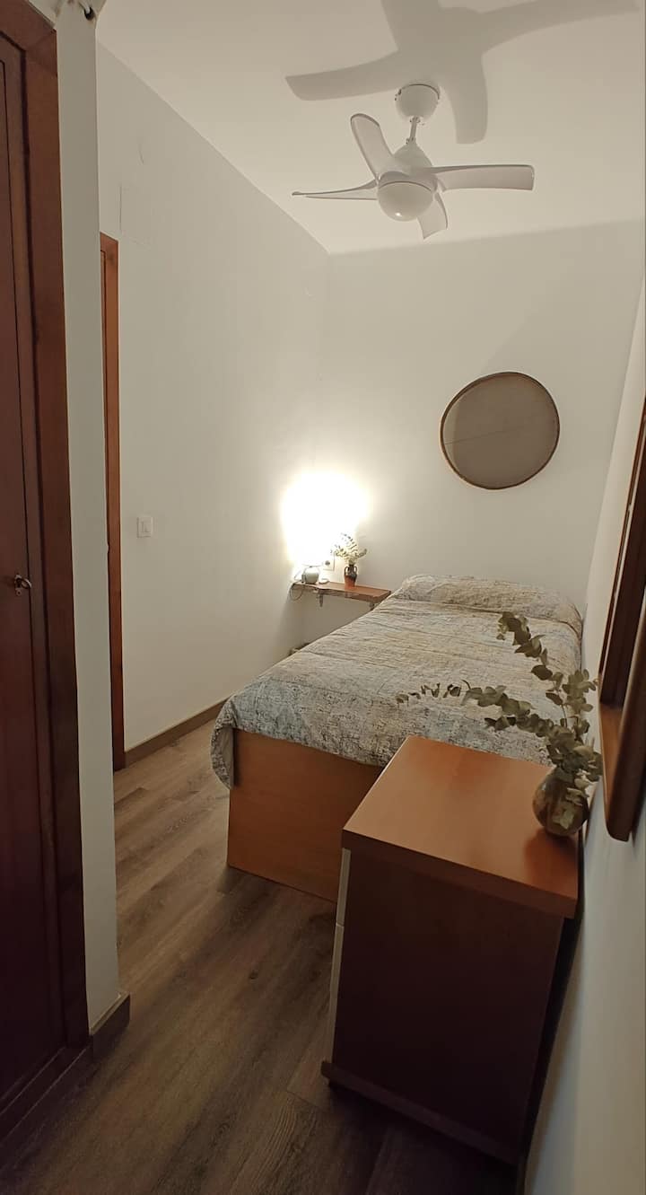 Habitación individual. Cama de 90 cm