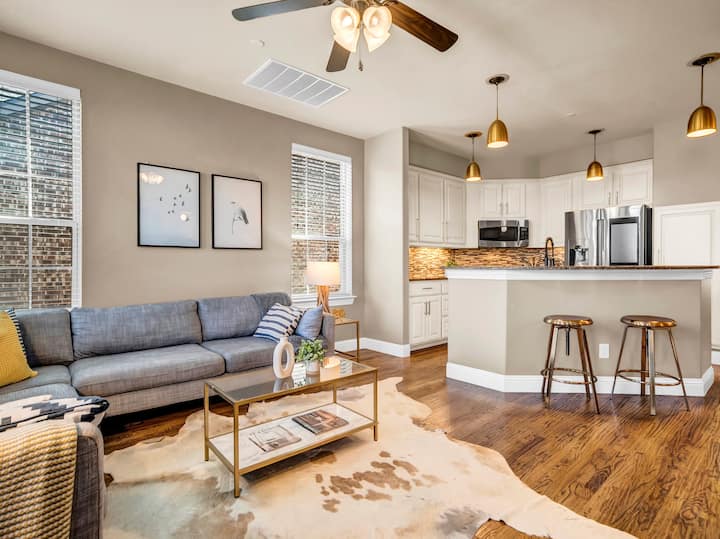 Luxurious, Spacious Retreat W Office & Relax Zones - Plano, TX