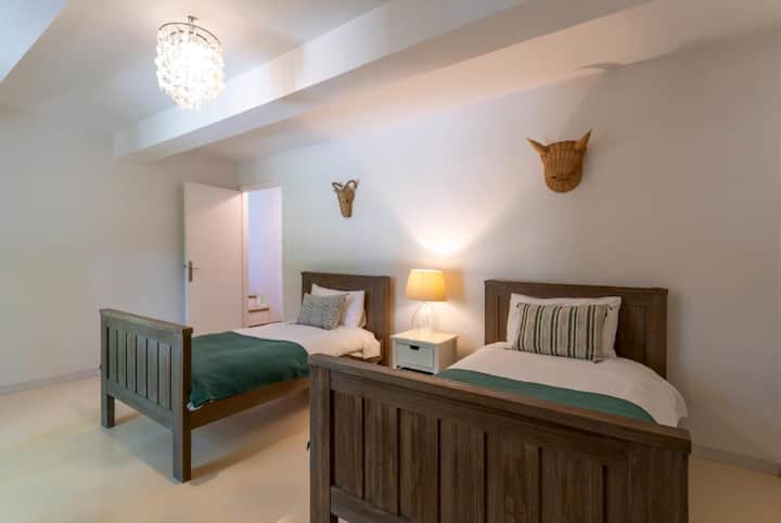 Dhomë gjumi për fëmijë me ajër të kondicionuar, dy krevate dopio me shtroja me cilësi të lartë, byro, dollap dhe një tavolinë shkolle antike për fëmijë. Librat e fëmijëve në frëngjisht dhe anglisht janë në dispozicionin tënd.