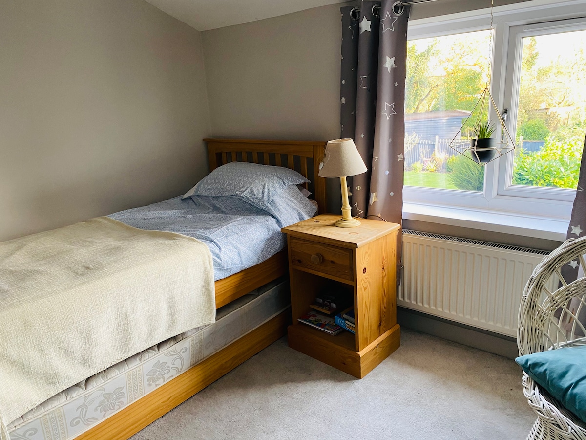 Jednostruki ruksak u punoj visini ispod kreveta prikladan za djecu ili male odrasle osobe. 