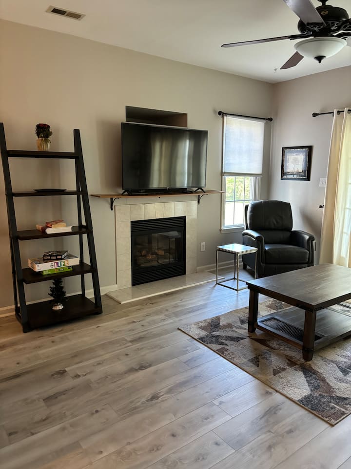 Lake View Condo W/office, Walk To Food/greenway - Cary, NC