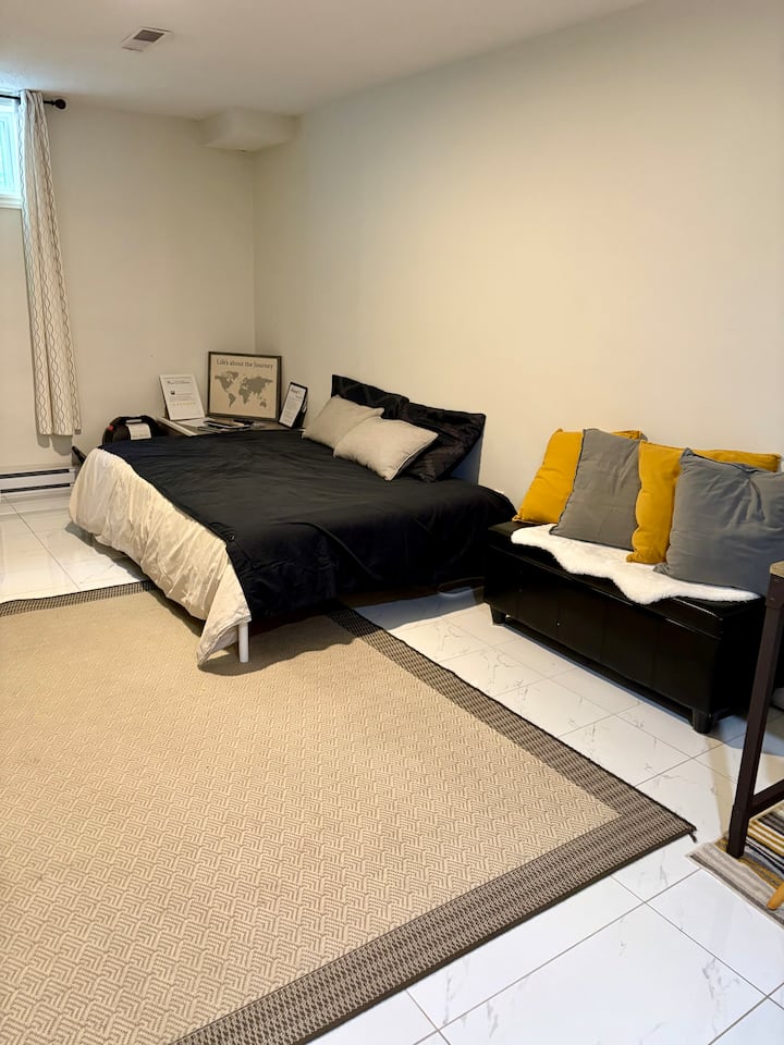 La segunda opción para dormir es una cama matrimonial (para 1 o 2 personas) ubicada junto a la ventana y frente al televisor.