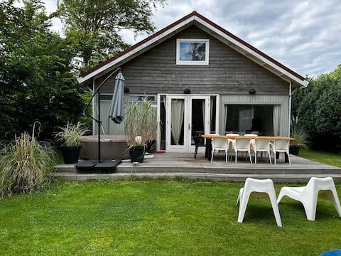 Family home with Jacuzzi for 10 people