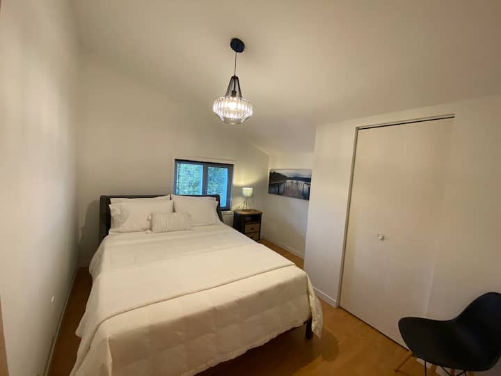 ห้องนอนชั้นบน
ในตู้เสื้อผ้าพัดลมตั้งพื้น