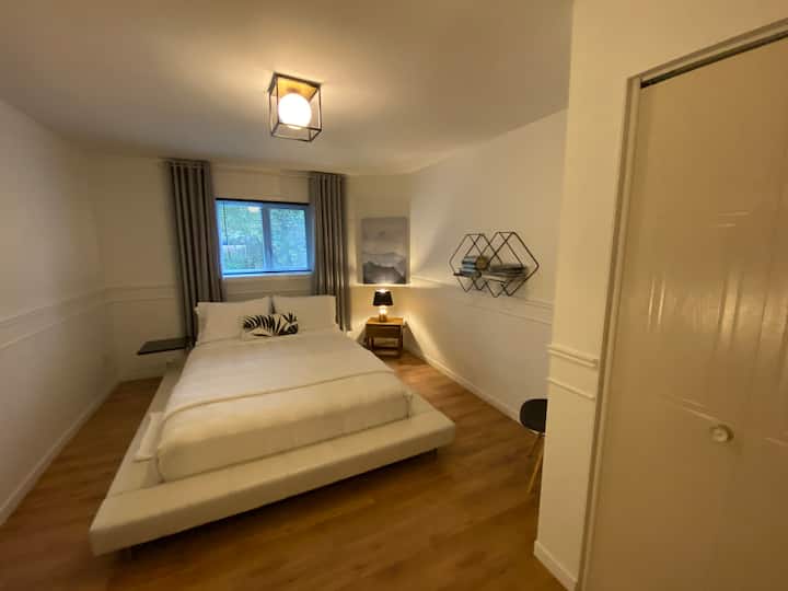 ห้องนอนชั้นล่าง
ในตู้เสื้อผ้าที่รองรีดและเตารีดเก้าอี้สูงสำหรับเด็ก