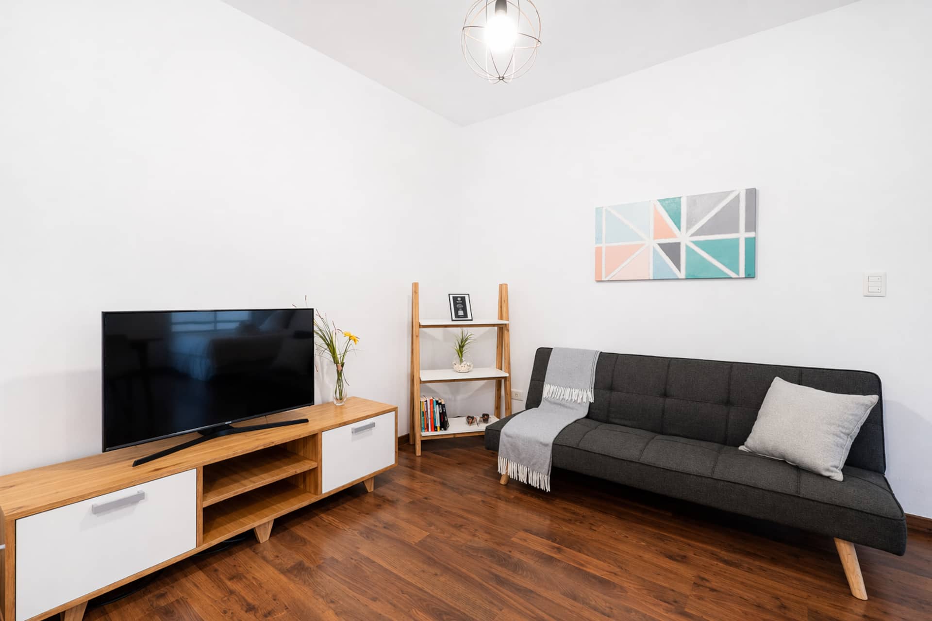 Modern and exclusive! With a garage! Great location!