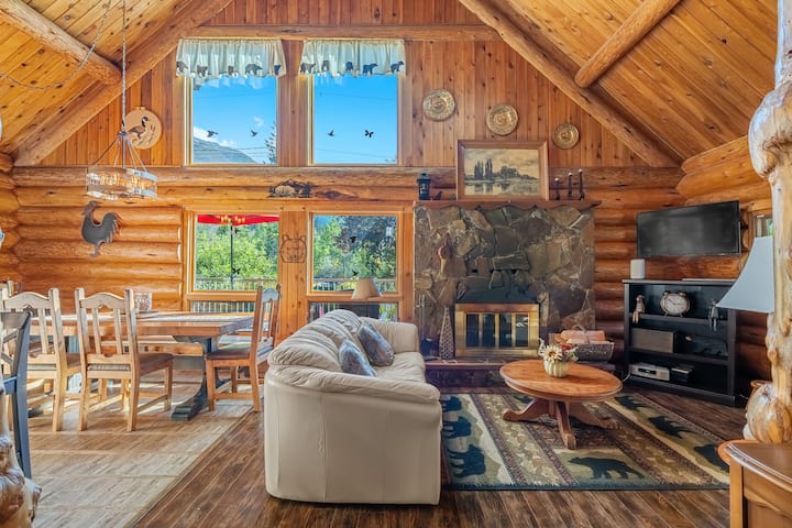 Handcrafted Log Home: Ski, Golf, Hike, Soak. - Fairmont Hot Springs, BC