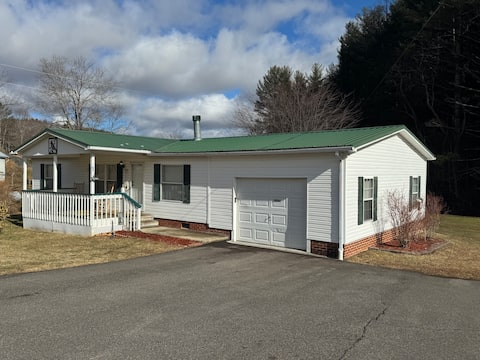 Comfy Getaway w/ a stream outback