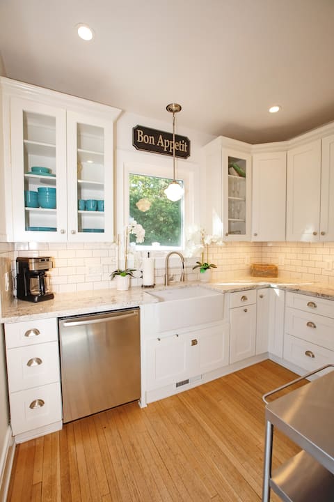 Wildflower House. Walkable, Hot Tub, Fire Pit