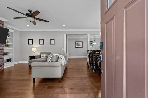 Top performing Airbnb: Golf Farmhouse at Pinehurst No. 6 | 7 Beds | Deck in Pinehurst