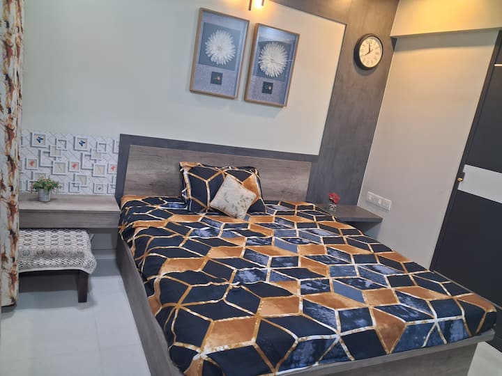 זה חדר שינה ראשי מעוצב ומפואר שבו האורחים יתארחו. המזרן מעוצב טכנית, מיוצר לפי הזמנה, עם דגש על היגיינה ונוחות. חומר קצף זיכרון עם שכבות שונות נקי ללא רבב כדי להציע שינה איכותית.