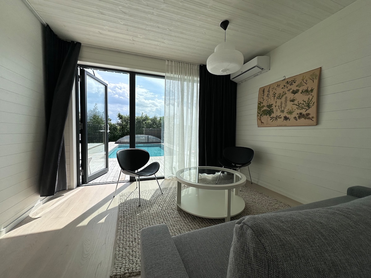 Imajte na umu da je dostupnost bazena i gostinjske kuće isključivo u odnosu na sezonu bazena.