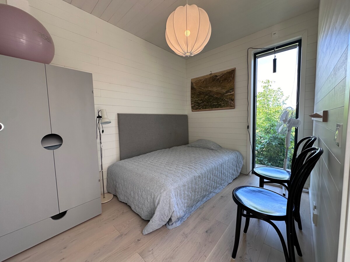 Imajte na umu da je dostupnost bazena i gostinjske kuće isključivo u odnosu na sezonu bazena.