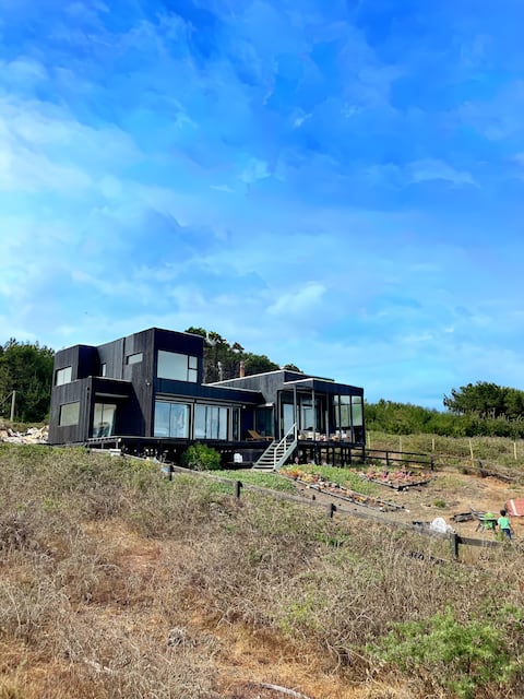 Oceanfront retreat + Jacuzzi + Starlink Internet