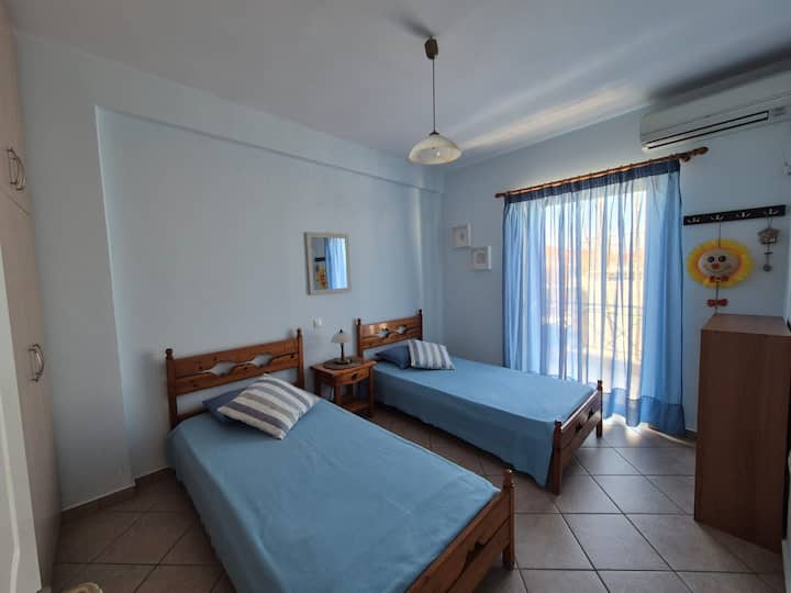 Chumba cha kulala kina mlango wa Faragha!  Pia ina ufikiaji kutoka chumba cha kulala hadi roshani ya nyuma! Kitengo cha Kiyoyozi.