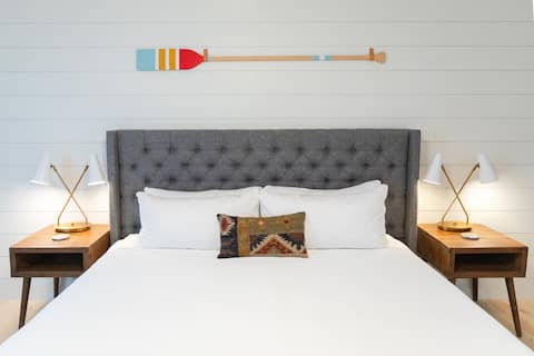 Andor Cottage | Downtown Lake Leelanau